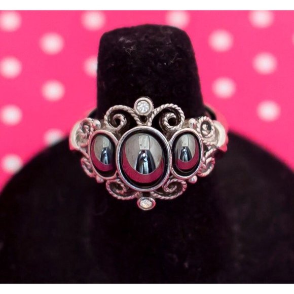 Vintage Arachne Queen Ring by Avon Size 6 - P23 - Picture 1 of 3